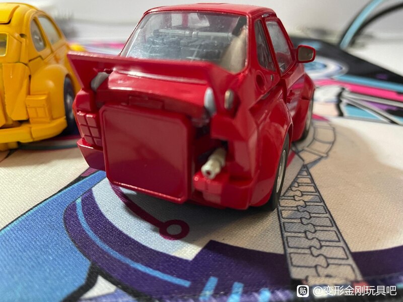 Transformers Masterpiece MP Cliffjumper In Hand Image Compared  (9 of 12)